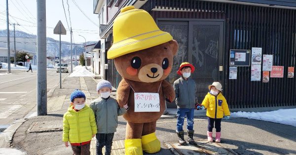 北海道上川町のゆるキャラが町中で困っていたら町民はどんな反応をするかモニタリングしてみた！